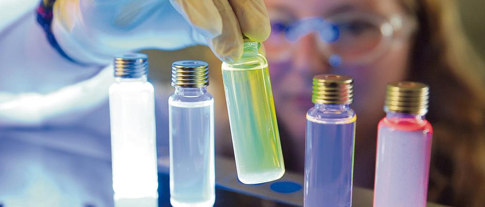 Das vom Pharma- und Chemieunternehmen Merck KGaA freigegebene Foto zeigt eine Mitarbeiterin in der Merck-OLED-Produktion in Darmstadt. 