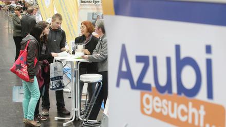 Viele Betriebe suchen dringend nach neuen Auszubildenden. 