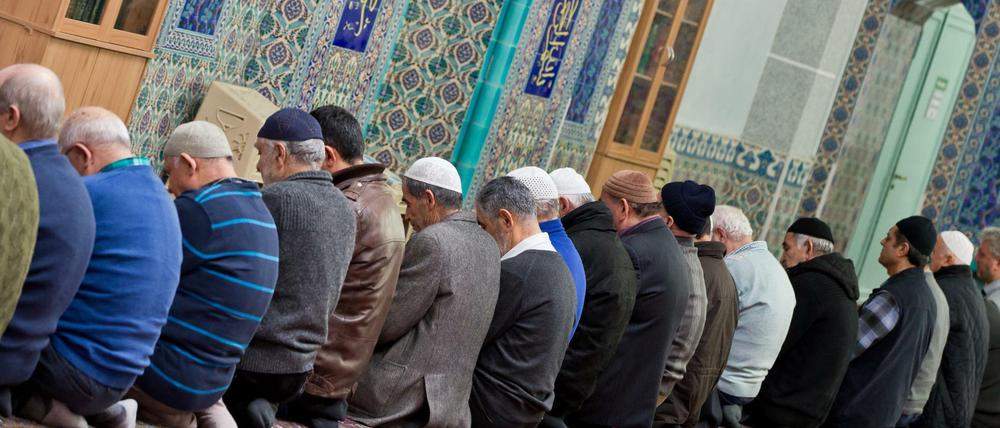 Muslime beim Nachmittagsgebet in der Eyüp-Sultan-Moschee in Nürnberg. 