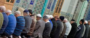 Muslime beim Nachmittagsgebet in der Eyüp-Sultan-Moschee in Nürnberg. 