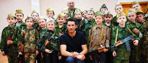 „Patriotische“ Früherziehung: Reporter Stefan Gödde bei seiner „Inside“-Reportage in Russland.