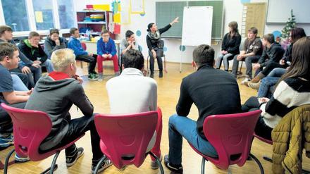Als dumm dargestellt. Schüler und Schülerinnen mit Lernstörungen werden besonders häufig gemobbt. Das Foto zeigt ein Anti-Mobbing-Training in der Schule. 