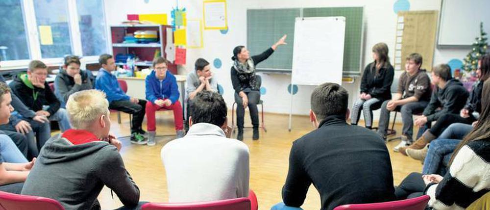 Als dumm dargestellt. Schüler und Schülerinnen mit Lernstörungen werden besonders häufig gemobbt. Das Foto zeigt ein Anti-Mobbing-Training in der Schule.