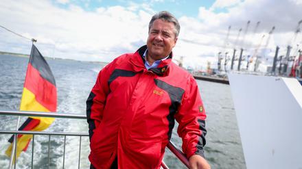 Der SPD-Bundesvorsitzende und Bundeswirtschaftsminister Sigmar Gabriel (SPD) auf Hafenrundfahrt in Rostock.