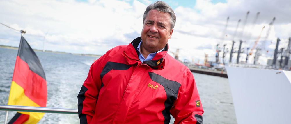 Der SPD-Bundesvorsitzende und Bundeswirtschaftsminister Sigmar Gabriel (SPD) auf Hafenrundfahrt in Rostock.