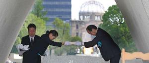 Hiroshimas Bürgermeister Kazumi Matsui (r.) bei der Gedenkfeier am Samstag.