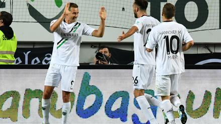 Das läuft ja. Hannovers Artur Sobiech (l) jubelt mit Kenan Karaman (M) und Sebastian Maier über sein Tor zum 0:3. 