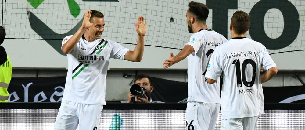 Das läuft ja. Hannovers Artur Sobiech (l) jubelt mit Kenan Karaman (M) und Sebastian Maier über sein Tor zum 0:3.