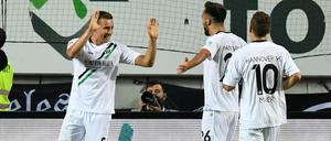 Das läuft ja. Hannovers Artur Sobiech (l) jubelt mit Kenan Karaman (M) und Sebastian Maier über sein Tor zum 0:3. 