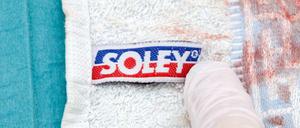 Das Hersteller-Etikett des Handtuchs.