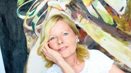 Cornelia Schleime vor einem ihrer Gemälde