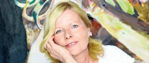 Cornelia Schleime vor einem ihrer Gemälde