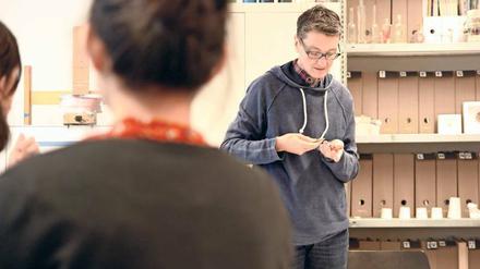 Seltene Ausnahme. Fast alle Juniorprofessoren werden nach der Evaluation weiter beschäftigt. Bei Nanna Lüth (hier in einem Seminar an der UdK) soll es anders sein.
