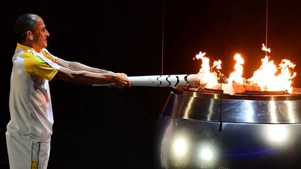 Die Spiele sind eröffnet: Der ehemalige Marathonläufer Vanderlei de Lima entzündet das olympische Feuer in Rio. 