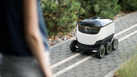 Auf sechs Rädern und mit bis zu sechs km/h bewegt sich der Roboter über den Bürgersteig. Er soll für Hermes und Media Markt Pakete zustellen. 