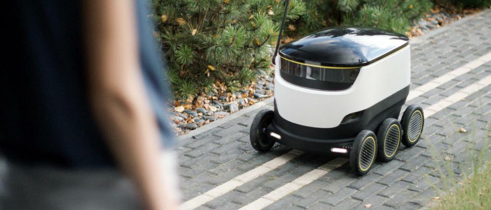 Auf sechs Rädern und mit bis zu sechs km/h bewegt sich der Roboter über den Bürgersteig. Er soll für Hermes und Media Markt Pakete zustellen.