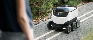 Auf sechs Rädern und mit bis zu sechs km/h bewegt sich der Roboter über den Bürgersteig. Er soll für Hermes und Media Markt Pakete zustellen. 