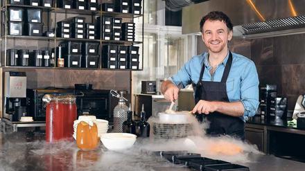 Schwarze Magie. Flüssiger Stickstoff muss sein, auch wenn René Frank im „Coda“ keine Molekularküche serviert. Seine Desserts sind kein Süßkram, sondern außergewöhnliche Kreationen, die selbst ein Fünfgang-Menü tragen. Auf Zucker und Fett verzichtet der Spitzenpatissier weitgehend. 