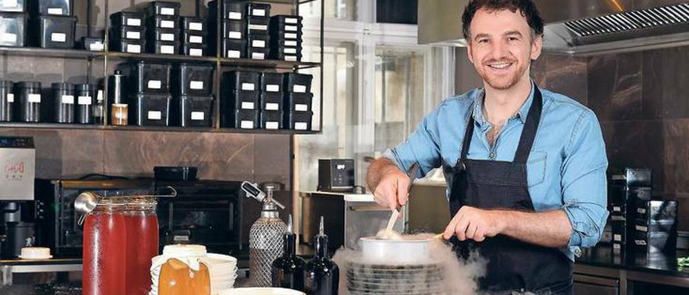 Schwarze Magie. Flüssiger Stickstoff muss sein, auch wenn René Frank im „Coda“ keine Molekularküche serviert. Seine Desserts sind kein Süßkram, sondern außergewöhnliche Kreationen, die selbst ein Fünfgang-Menü tragen. Auf Zucker und Fett verzichtet der Spitzenpatissier weitgehend.