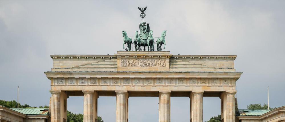Touristen am Brandenburger Tor. Berlin ist bei ausländischen Gästen nach wie vor sehr beliebt.