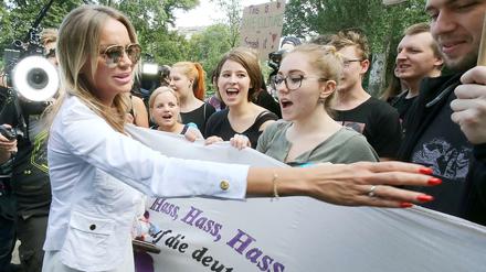 Das "Team Gina-Lisa" wartete schon, als das Model zum Gericht kam.