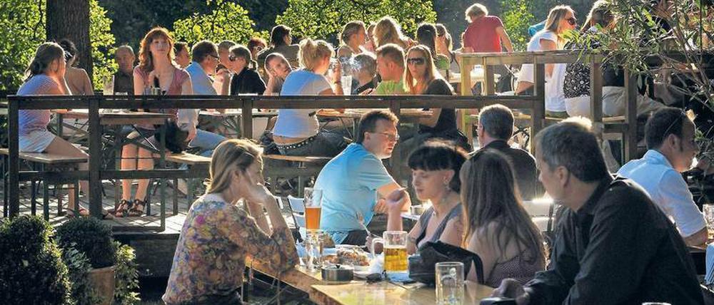 Trinken und trinken lassen. In vielen Berliner Biergärten – hier das Café am Neuen See im Tiergarten – kann man den Sommer aus vollen Krügen genießen. 