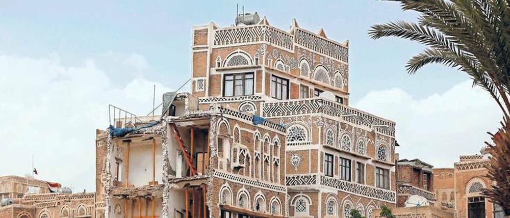 Krieg gegen die Menschen und die Kultur. Ein Haus in der Altstadt von Sanaa. Es wurde bei einem Luftangriff beschädigt.