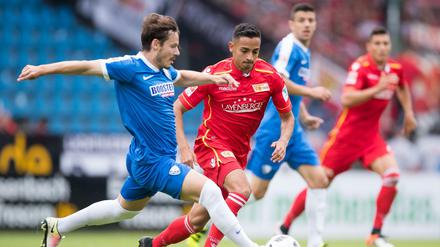Bochums Stefanon Celozzi (l) und Berlins Kenny Prince Redondo im Kampf um den Ball.