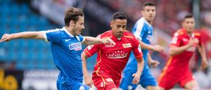 Bochums Stefanon Celozzi (l) und Berlins Kenny Prince Redondo im Kampf um den Ball.