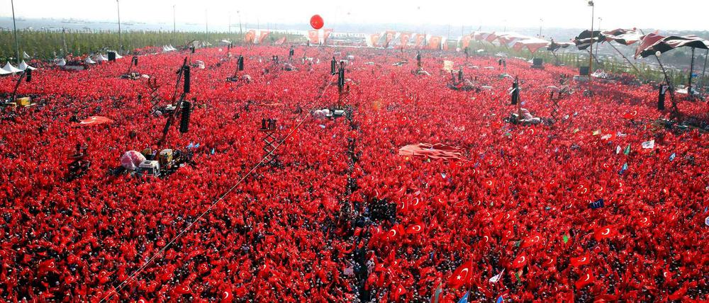 Eine kaum zu überblickende Masse an Demonstrierenden mit Türkei-Flaggen bei der Großkundgebung in Istanbul.