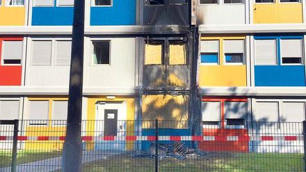 Nicht mehr bewohnbar. Nach dem Brand in dem Containerdorf muss nun ein Großteil der bisher hier untergebrachten 185 Flüchtlinge umziehen. 