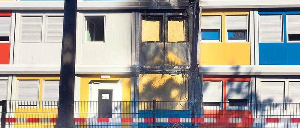 Nicht mehr bewohnbar. Nach dem Brand in dem Containerdorf muss nun ein Großteil der bisher hier untergebrachten 185 Flüchtlinge umziehen.