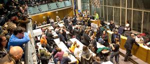 Abgeordnete warten am 27.11.2013 in der Bezirksverordnetenversammlung von Friedrichshain-Kreuzberg in Berlin auf den Beginn der Sitzung