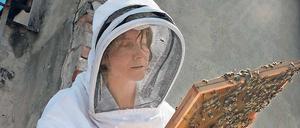 Erika Mayr mit ihren Bienen auf einem Dach in Kreuzberg. Insgesamt leben rund 4500 Bienenvölker in Berlin.