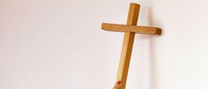 Das geweihte Kreuz im Fraktionsraum der CDU im Landtag in Potsdam wurde mit Magneten versehen.