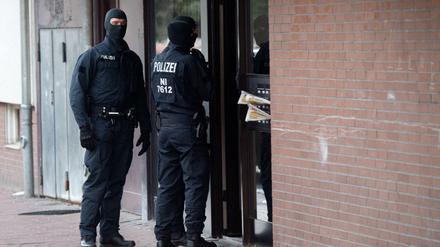 Polizisten durchsuchen im Juli Räume der Moschee "Deutschsprachiger Islamkreis Hildesheim e.V." (DIK). Foto: Julian Stratenschulte/dpa 