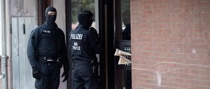 Polizisten durchsuchen im Juli Räume der Moschee "Deutschsprachiger Islamkreis Hildesheim e.V." (DIK). Foto: Julian Stratenschulte/dpa 