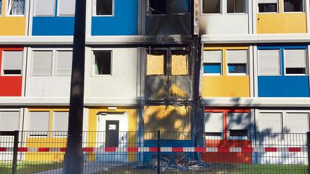 Nicht mehr bewohnbar. Nach dem Brand in dem Containerdorf muss nun ein Großteil der bisher hier untergebrachten 185 Flüchtlinge umziehen. 