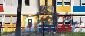 Nicht mehr bewohnbar. Nach dem Brand in dem Containerdorf muss nun ein Großteil der bisher hier untergebrachten 185 Flüchtlinge umziehen. 