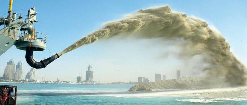 Sand im Meer. Millionen Tonnen Sand sind vor Dubai aufgeschüttet worden, um künstliche Inseln zu schaffen.