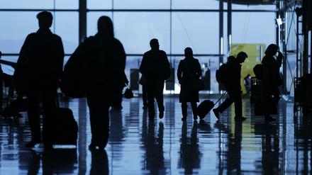 Ein Mann ist am Flughafen in Madrid (Foto) seinem verpassten Flugzeug auf der Piste hinterhergelaufen. 
