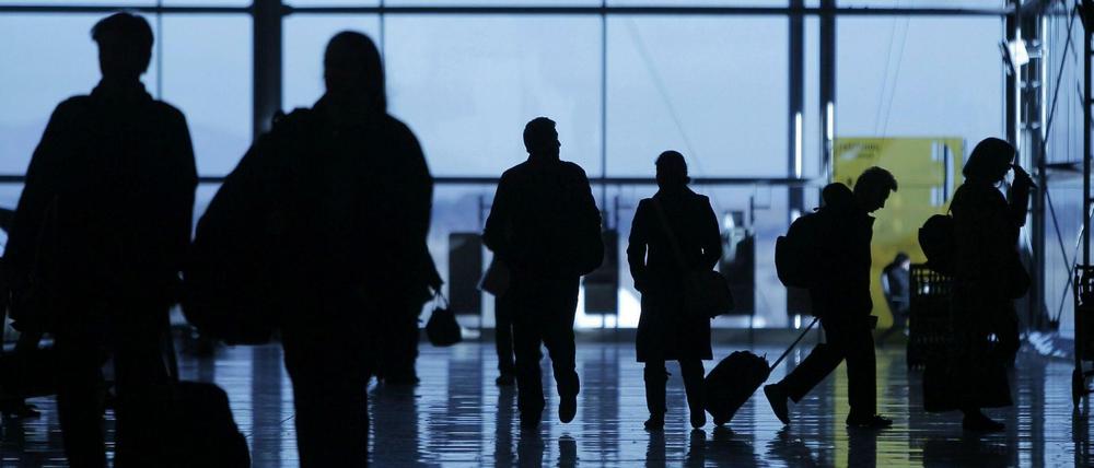 Ein Mann ist am Flughafen in Madrid (Foto) seinem verpassten Flugzeug auf der Piste hinterhergelaufen. 