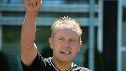 Hat das Sagen: Christian Streich beim Trainingsauftakt.