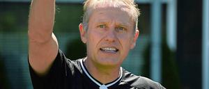 Hat das Sagen: Christian Streich beim Trainingsauftakt.