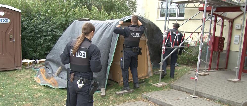Polizisten suchen am 08.08.2016 in einem Neubaugebiet in Magdeburg (Sachsen-Anhalt) nach einer Messerattacke auf eine Frau nach Hinweisen auf den flüchtigen Täter. 