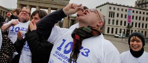 Runter damit! Anti-Homöopathie-Aktivisten ziehen sich vor dem Brandenburger Tor eine „Überdosis“ Globuli rein.