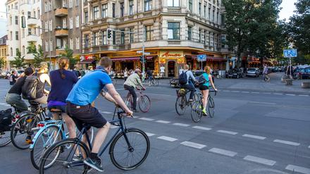 Radfahrer überqueren die Schlesische Straße in Kreuzberg. 