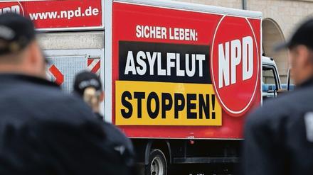 Polizeiaufgebot bei einer Wahlkampfveranstaltung der NPD in Rostock. 