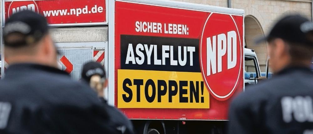 Polizeiaufgebot bei einer Wahlkampfveranstaltung der NPD in Rostock. 
