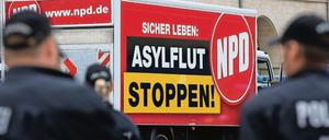 Polizeiaufgebot bei einer Wahlkampfveranstaltung der NPD in Rostock. 